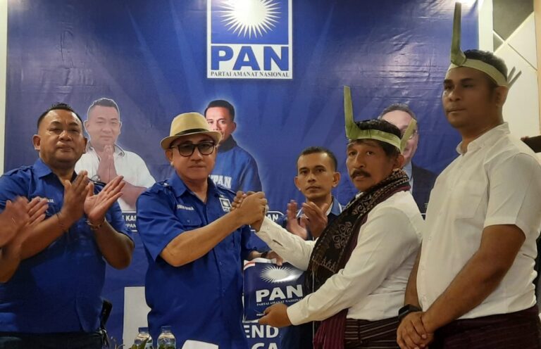 Datangi PAN Kota Kupang George Hadjo Bawa Ayam Jantan Merah dan Parang, Ini Maknanya