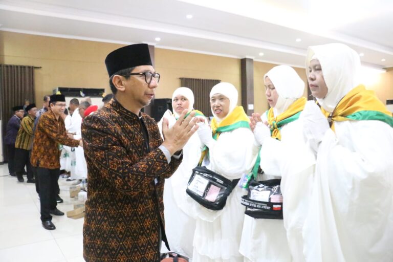 Sebanyak 648 Jamaah Haji asal NTT Resmi Dilepas Penjabat Gubernur NTT Ayodhia Kalake