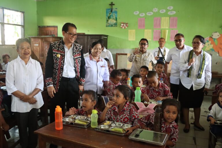 Pj. Gubernur NTT Tinjau Pelaksanaan Program Makan Bergizi Gratis di SDK St. Yoseph Noelbaki