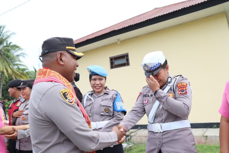 Hujan Air Mata Polres Malaka Saat upacara pelepasan AKBP Rudy Ledo 