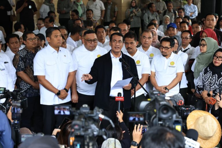 Mentan Amran Pastikan Pemulihan Lahan Pertanian Puso Ditangani Penuh oleh Pemerintah