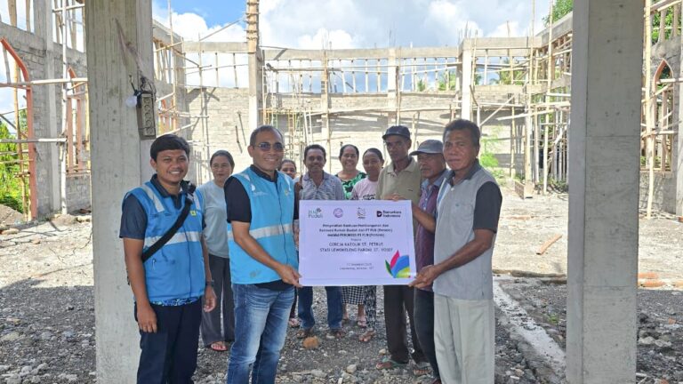 Terangi Hati di Adonara, Perokris PLN Salurkan Bantuan Renovasi Gereja St. Petrus Lewokeleng