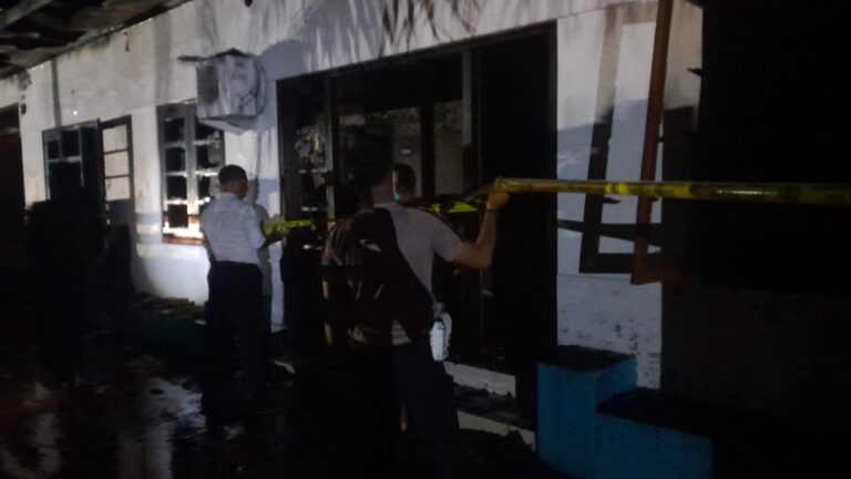 PLN Bersama Damkar Ende Sigap Atasi Kebakaran di Area Gudang Logistik UP3 Flores Bagian Barat