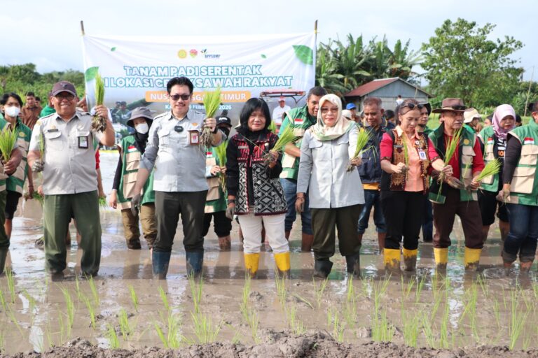 Dukung Swasembada Pangan Berkelanjutan, SMK PP Negeri Kementan Tanam Padi Serentak di Lahan CSR