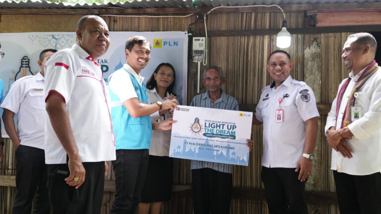 Cahaya Ramadhan: Pegawai PLN Sisihkan Rezeki Nyalakan Mimpi 47 Keluarga Prasejahtera di NTT