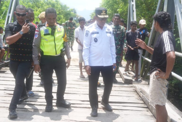 Wagub NTT Tinjau Jembatan Ambruk di Jalur Trans Timor, Pastikan Penanganan Darurat Segera Dilakukan