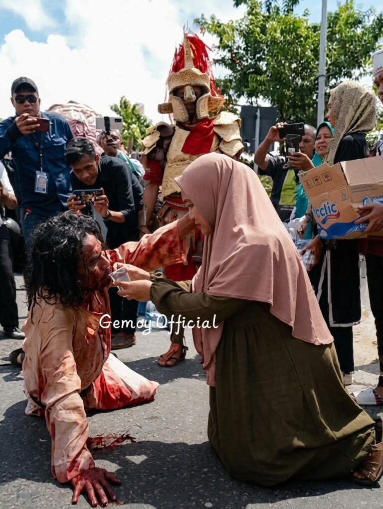 Remaja Muslimah Beri Minum Pemeran Yesus Warnai Prosesi Paskah di Kupang NTT