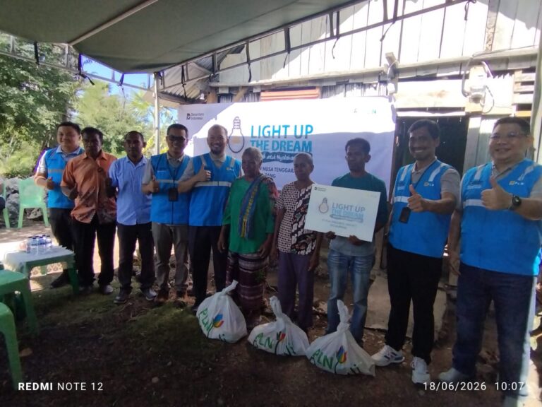 Akselerasi Keadilan Energi, PLN UIW NTT Sukses Nyalakan Listrik Gratis untuk Puluhan Keluarga di Oelpuah